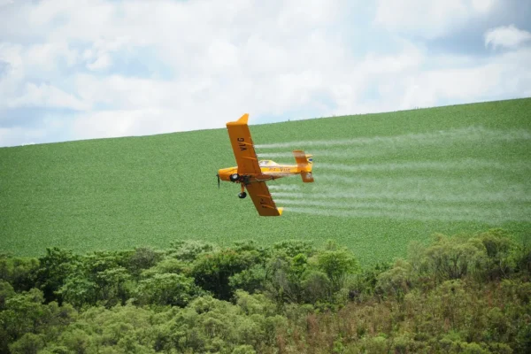 A exposição contínua a agrotóxicos pode causar uma série de problemas de saúde